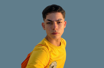 foto do colaborador Mikael, com fundo azul pastel, um homem branco, de 18 anos, cabelos e olhos castanhos, vestindo uma camisa amarela e olhando sério para a cãmera